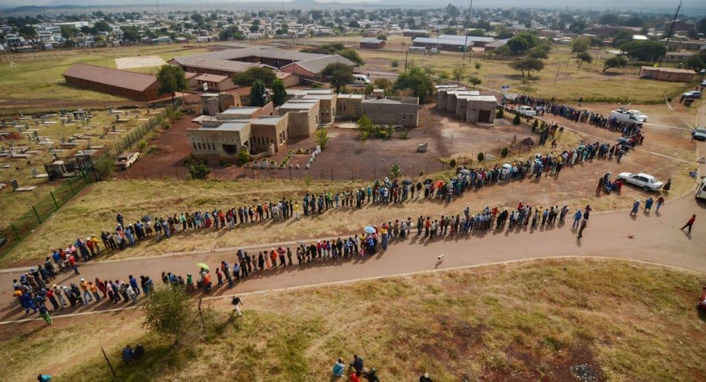 Lines of South Africans waiting to vote