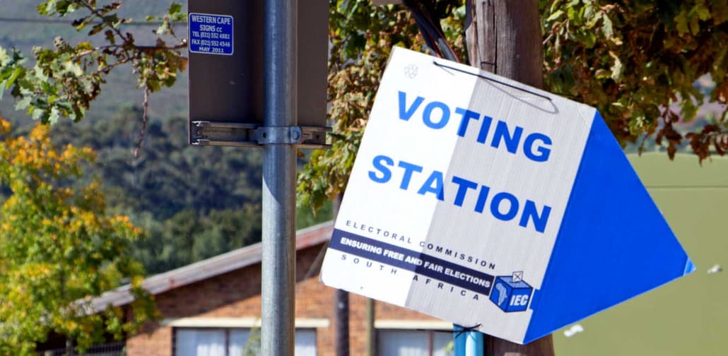 Sign pointing to a voting station