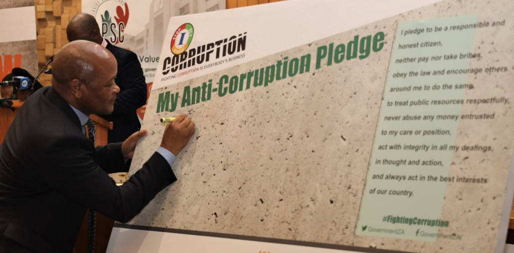 Public Service and Administration minister Senzo Mchunu signing the anti- corruption pledge at Unisa. Photo: @UNinSouthAfrica.